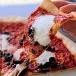 BOTTA - こちらのピッツァは、パリパリ薄焼きのローマ風、
軽いので私でも1枚、しっかりいただけます。
アンチョビの塩気と、酸味の残るトマトソースがよく合って美味〜♪