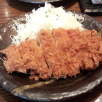 とんかつ三太 - ランチ　ロースカツ定食のカツのアップ。三太さん独特のサクサクの衣がロース肉の脂とマッチしていておいしいです。