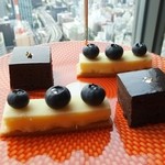 オリエンタルラウンジ - 1段目。
      チーズケーキとチョコレートケーキ