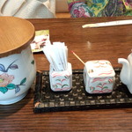 とんかつ三太 - ソース、からし、醤油と楊枝。清潔感のある磁器です。