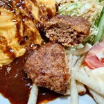 ひかり食堂 - 煮込むことによってハンバーグには
デミグラスソースの味わいが染みて

デミグラスソースにはハンバーグの肉の旨味が乗るので

ハンバーグもデミグラスソースも
お互いに良くなるよねえ♪