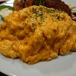 ひかり食堂 - ◯オムライス
卵焼きは既に開かれているけれどふわトロで
バターを使われて焼かれているであろう
バターの旨味感もシッカリと感じられて美味しいし♪