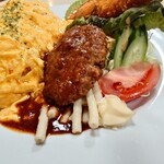 ひかり食堂 - ◯ハンバーグ
小振りながら手捏ねハンバーグで

多分、デミグラスソースと一緒に
ずっと煮てある感じのある

中までデミグラスソースが染み渡っている色合いと
味わいで美味しい