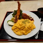 ひかり食堂 - ふわトロのオムライス、デミグラスソースのハンバーグ
有頭海老フライがワンプレートに載っている

チキンライスの量も多く
お腹は満腹で夕方でもお腹が減らなかった（笑）
少食な方にはキツイ量かもしれないw