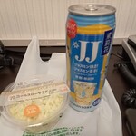 セブンイレブン - ジャスミン茶酎ハイとコールスローサラダ
