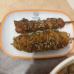 阿松 麻辣湯 炸串 - オーダーしてから揚げてくれるのでアツアツ、サクサク、最高〜！下の衣パリパリの串揚げがオススメです！