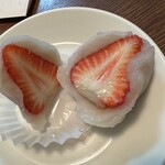 武市神栄堂菓子店 - イチゴ大福、断面