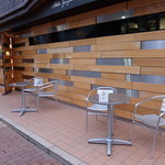 店の外にあるテラス風の席