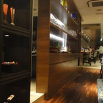 ペッシェ・ロッソ - テーブル席側からカウンター席をカシャ♪