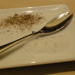 ペッシェ・ロッソ - まぁ～さんは、オリーブオイルに塩とブラックペッパーを入れるんが好きなんです＾＾