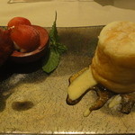 ペッシェ・ロッソ - ココナッツ風味の焼き立てスフレ・フレッシュのマンゴスチンとアメリカンチェリー添え1030円