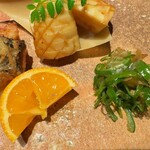 おい河 - 万願寺とうがらしの炒めものとオレンジに見えて実は姫レモン