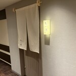 おい河 - 如何にも気品を感じる入り口と暖簾