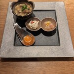 比内地鶏串 Sot l'y laisse - (お通し)もつ煮(比内地鶏、もつ、お野菜、秋田味噌)/ササミの昆布締め/いちじくのがっこチーズ(マスカルポーネ)/比内地鶏にきんかんの醤油漬け