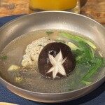 立呑み とだか - (3品目) セリと鶏のつくねのお椀。お出汁は貝と鶏のスープを使ったもの。
      2025年2月25日