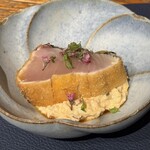 立呑み とだか - (2品目) さわらのフライ。下にあるのはいぶりがっこを使ったタルタルソース。
      2025年2月25日