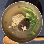立呑み とだか - (3品目) セリと鶏のつくねのお椀。お出汁は貝と鶏のスープを使ったもの。
      2025年2月25日