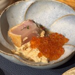 立呑み とだか - (2品目) さわらのフライ。下にあるのはいぶりがっこを使ったタルタルソース。1品目で残ったいくらをかけたところ。
      2025年2月25日