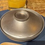 立呑み とだか - (3品目) セリと鶏のつくねのお椀。お出汁は貝と鶏のスープを使ったもの。お椀には霧吹きで水がかけられていました。
      2025年2月25日