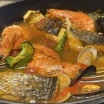 Bar Espanol LA BODEGA 渋谷店 - 本日鮮魚と赤エビのサルスエラ