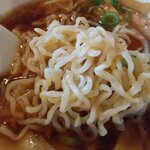 喜多方 満喜 - 中太麺がスープに絡む