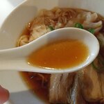 喜多方 満喜 - 豚骨ベースのスープ