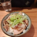 らぁめん鴇 - 豚めし。チャーシューの脂が旨い！