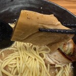 ラーメン いっとうや CoCoLo新潟店 - 分厚いメンマ(デフォのラーメンでもこれです)