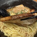 ラーメン いっとうや CoCoLo新潟店 - 炭焼きチャーシューの分厚さ(デフォのラーメンでもこれです)