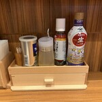 ラーメン いっとうや - カウンター前の各種調味料など