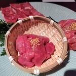 本町肉倶楽部 tongue be - 牛タンホルモン盛り合わせ1,100円税込み