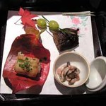 Denshou Sennen No Yado Sakan - 八寸　焼きしめじ酒盗和え　鱧寿司　子持ち鮎甘露煮　