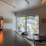 ロジエ - 白を基調とした店内