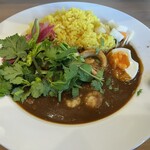 カレーでププレ - シーフードカレー＋パクチートッピング+卵トッピング