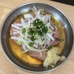 大衆立飲 もつ刺 すずき - 胡麻油に浮かぶトロレバー翔平