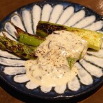 飲んべぇ食堂 らくだ屋 - アスパラ炭火焼き(通常は、3本提供)