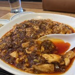 中国料理一沙 - 中国四川省の郫県（ピーシェン）で作られるピーシェン豆板醤をベースにニンニクや四川唐辛子などを加えた専用の醤を使用している麻婆豆腐