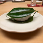 徳ㇵ本也 - 苺入り椿餅