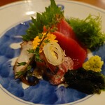 釜めし菜時記 さき亭 - 小刺身盛はアジ刺したたき風、地タコ、インドマグロ中トロ2切れ、これで+300円はお得！