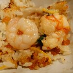 釜めし菜時記 さき亭 - 左：食品添加物で半透明でプリプリの海老、右：白い身の本当の味がする海老、なぜか3個づつ混在していました