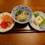 釜めし菜時記 さき亭 - 前菜3種盛は旬の生ワカメとホタルイカの酢味噌掛け、スモークサーモンのマリネ、ごま豆腐