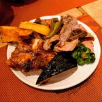 グリル ベリーズ - 「ぷりぷり食感のチキングリル」＆「牛イチボのローストビーフ」