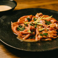 【名物　すき焼きしゃぶ　卵のエスプーマ】