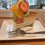 吉祥果 - 店員さんが慎重に運んだ　果物の塔　