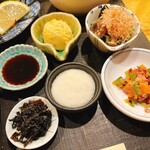 喜禄 - ポテトサラダ、小松菜おひたし、お漬物、わさび菜の佃煮、とろろ