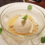 モキチ クラフト ビア - 桃のムースと白桃のソルベ ミントのジュレがけ(780円)