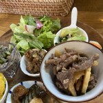 Bluebell  - 中央が味噌くるみ、左が根菜の胡麻和え