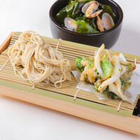 浅利と生若布の貝出汁漬け蕎麦と白魚のかき揚げ膳