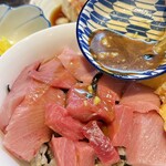 金太郎 - ワサビ醤油を回し掛け