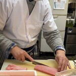 金太郎 - 目の前でご主人が鮪柵を切り出す